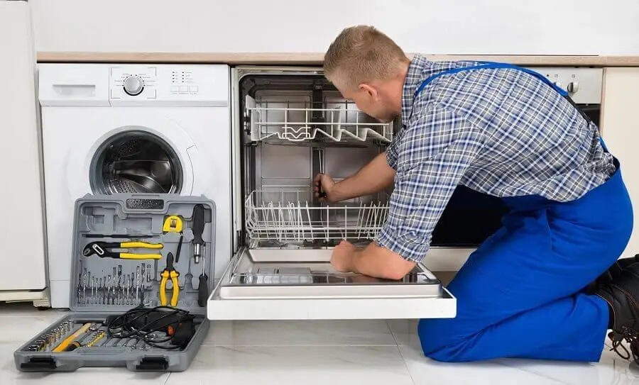 Karamürsel Liebherr servisi teknisyen ekibi beyaz eşya tamiri yaparken